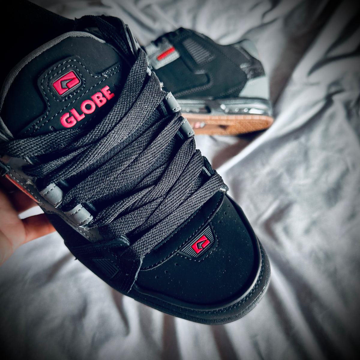 Tenis Globe Sabre Black Charcoal Red